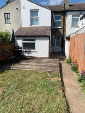 Wonderful Three Bed Home with Free Parking, Sutton